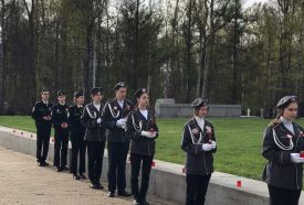 Акция «Свеча памяти» на мемориальном Серафимовском кладбище 8 мая 2022