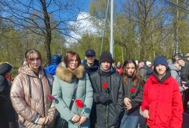 Торжественная траурная церемония возложения цветов к мемориалу на Серафимовском кладбище